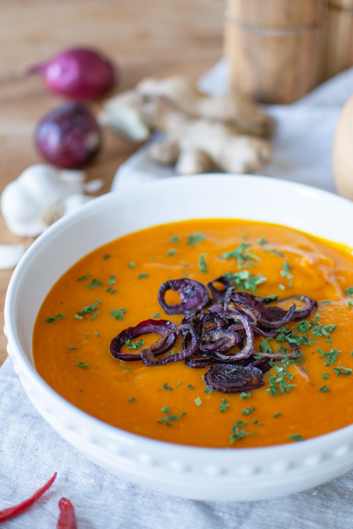 This creamy pumpkin soup is probably a classic dish for grey autumn days. The recipe for the vegan soup is delicious, simple and healthy! As is it without cream and quick to prepare, it makes a perfect light dinner. #pumpkinrecipe #pumpkinsoup #nocream #easyveganrecipes #simplehealthyrecipes