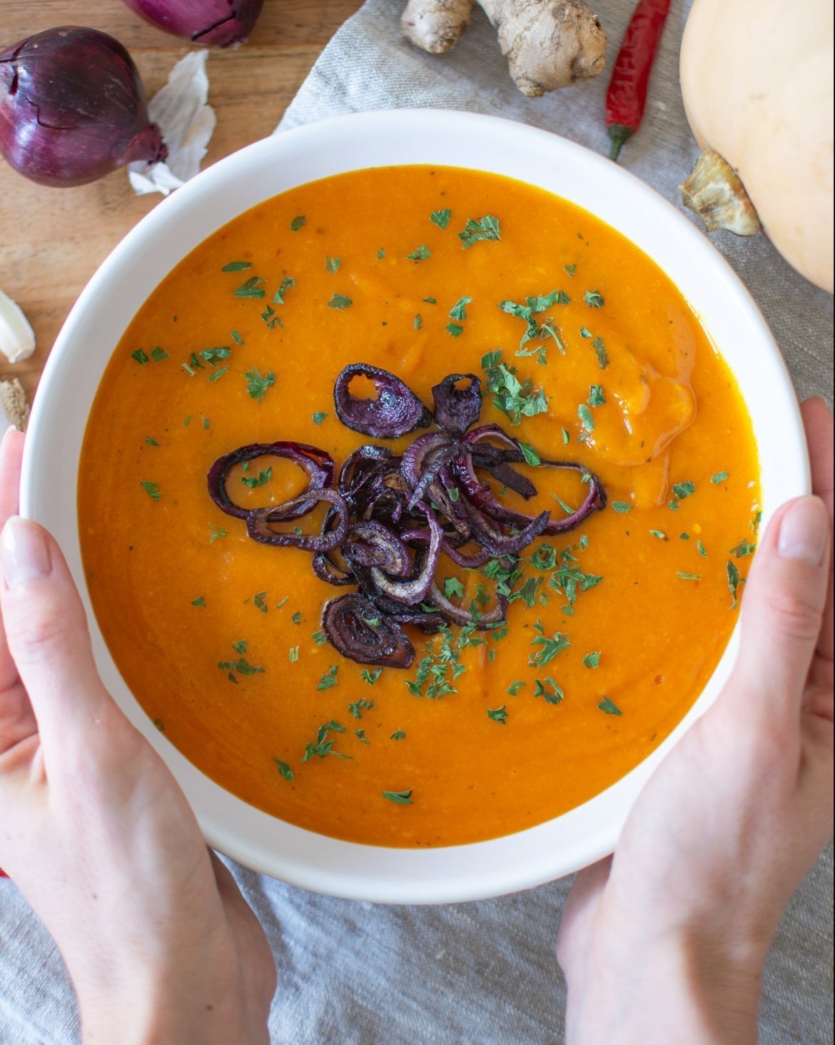 Diese cremige Kürbissuppe ist wohl ein Klassiker für graue Herbsttage. Das Rezept für die vegane Suppe ist super lecker, einfach und gesund! Ohne Sahne und schnell zuzubereiten perfekt als leichtes Dinner. #kürbissuppe #veganegerichte #kürbisrezepte #leichteküche