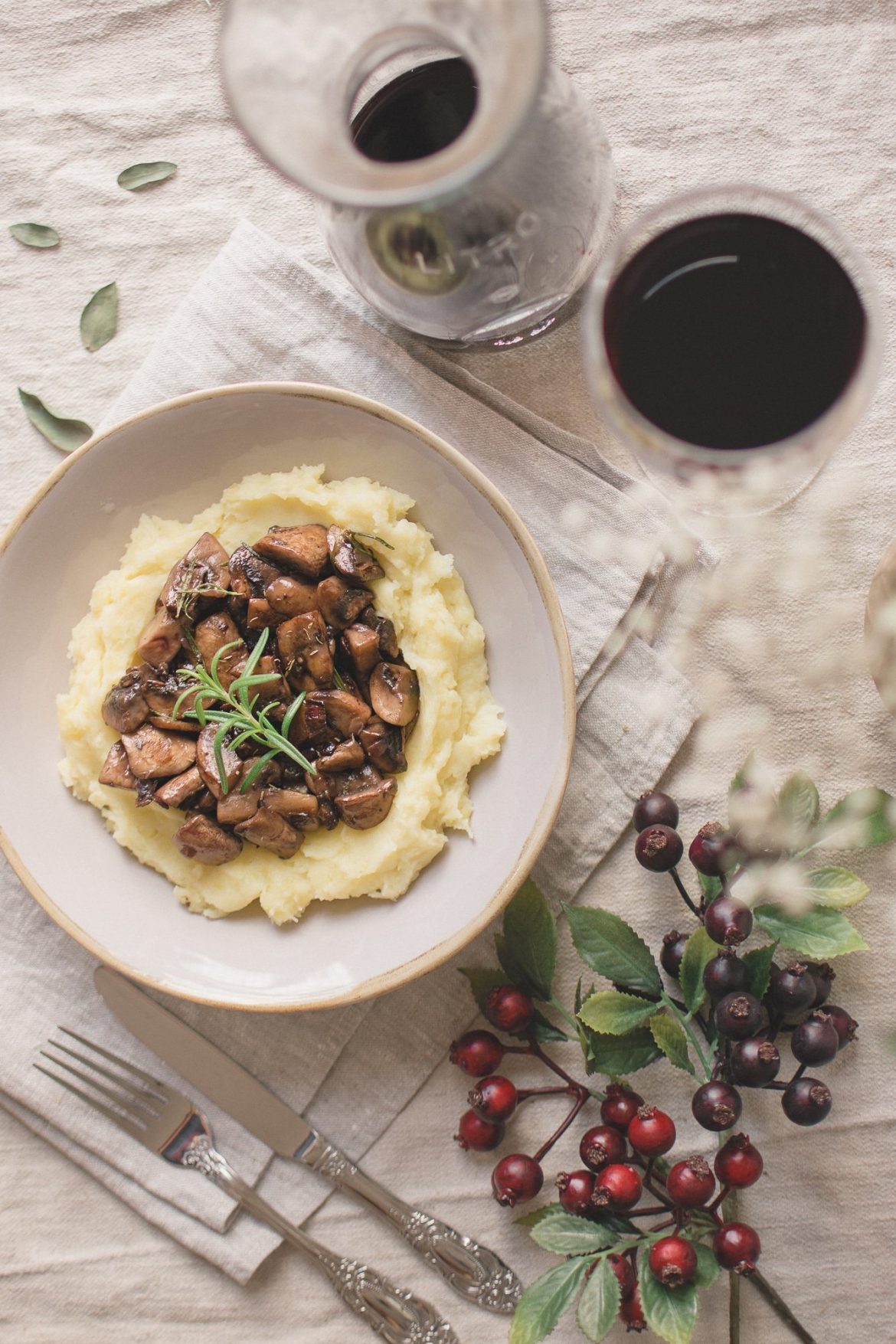 One of my favorite vegan recipes is homemade creamy mashed potatoes with a champignon red wine sauce. It’s an easy recipe and very delicious! #mashedpotatoes #homemade #autumnrecipes #healthyrecipes #vegandinnerinspiration #veganrecipes