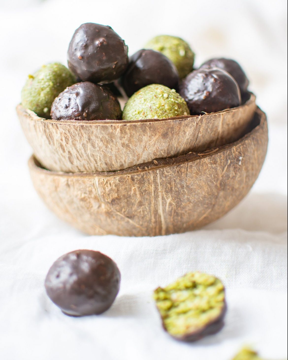 Looking for a vegan snack, that gives you power throughout the day? Then those vegan Matcha Energy Balls with coconut, almond and chocolate are your answer. #glutenfree #nobake #powerballs #veganhealthysnack #healthy #healthyrecipes #healthyfood #healthyeating #snacks #energybites #easyvegansweets