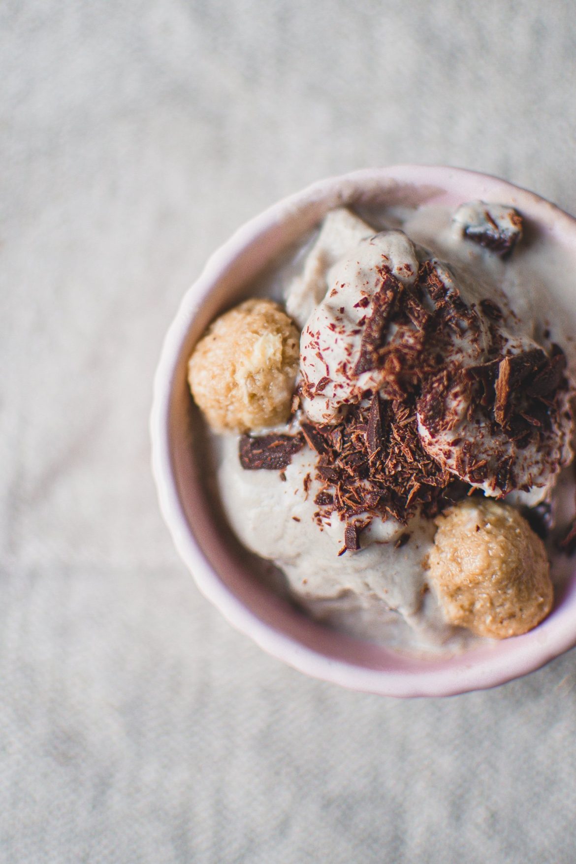 Healthy vegan nicecream with dark chocolate and cookie dough. While the homemade nicecream recipe is made of coconut, vanilla and banana, the added cookie dough and chocolate makes this sweet dessert extra delicious. #homemadenicecream #veganicecream #vegandessertideas #cookiedough