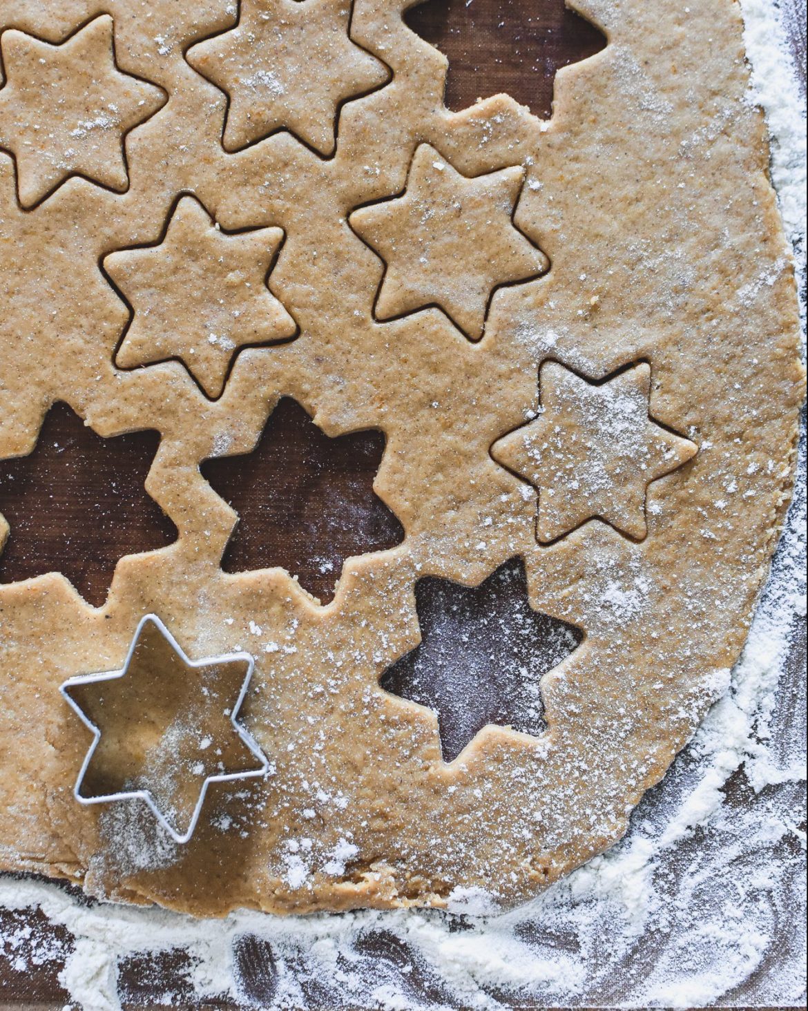 These soft ginger cookies are easy to make, chewy, and irresistibly delicious. The combination of spices and molasses, create a perfect cookie recipe for Christmas. #christmasbaking #vegancookies #gingerrecipes | ginger cookies recipe Christmas | vegan cookies recipes egg free | vegan cookies recipes easy