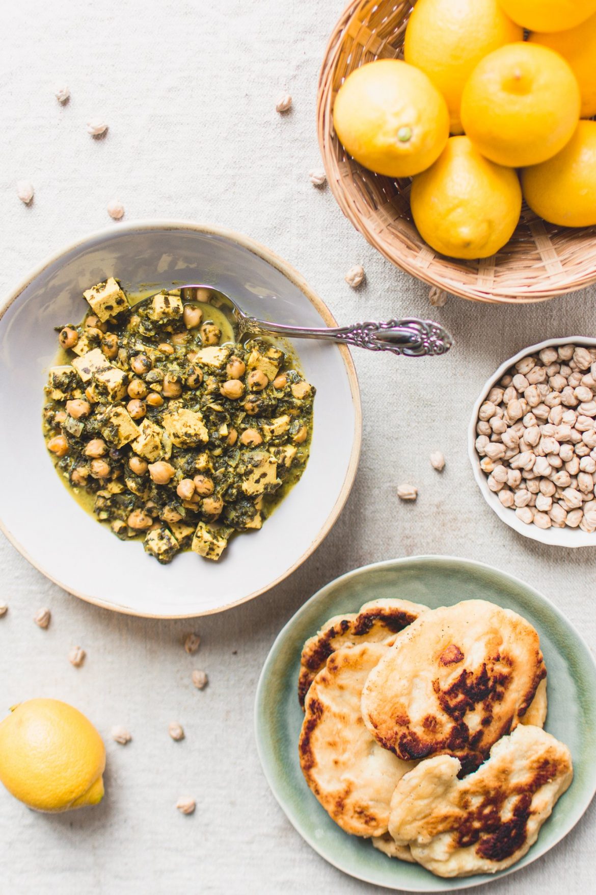 Veganer Kichererbsen-Spinat-Eintopf Dieser Kichererbsen-Spinat-Eintopf wird in nur 30 Minuten in einer Pfanne zubereitet und enthält nur gesunde Zutaten wie Kichererbsen, Kurkuma, Zitrone und Spinat.