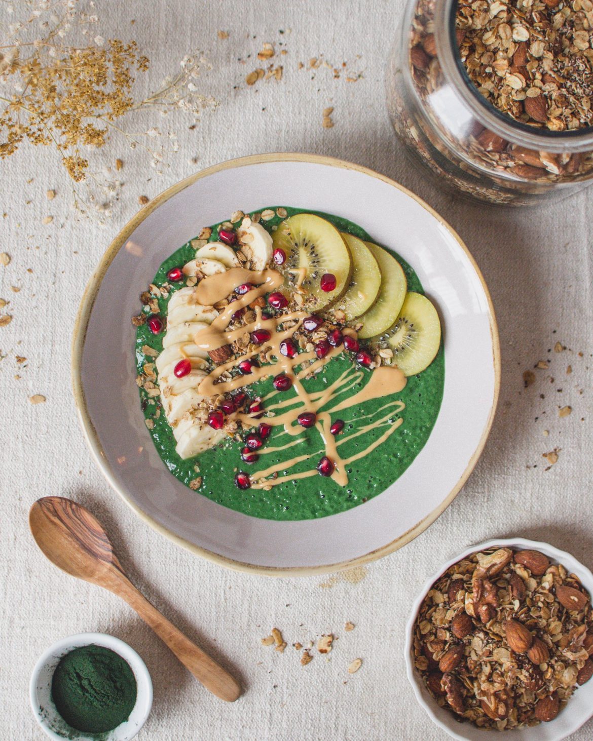 Winter Grünkohl Smoothie Bowl | Diese Grünkohl Smoothie Bowl ist voller Vitamine und Antioxidantien. In Kombination mit Ananas und Banane ist diese Bowl ein super leckeres und sättigendes Frühstück! #smoothiebowl #greensmoothies #breakfast #healthyrecipe