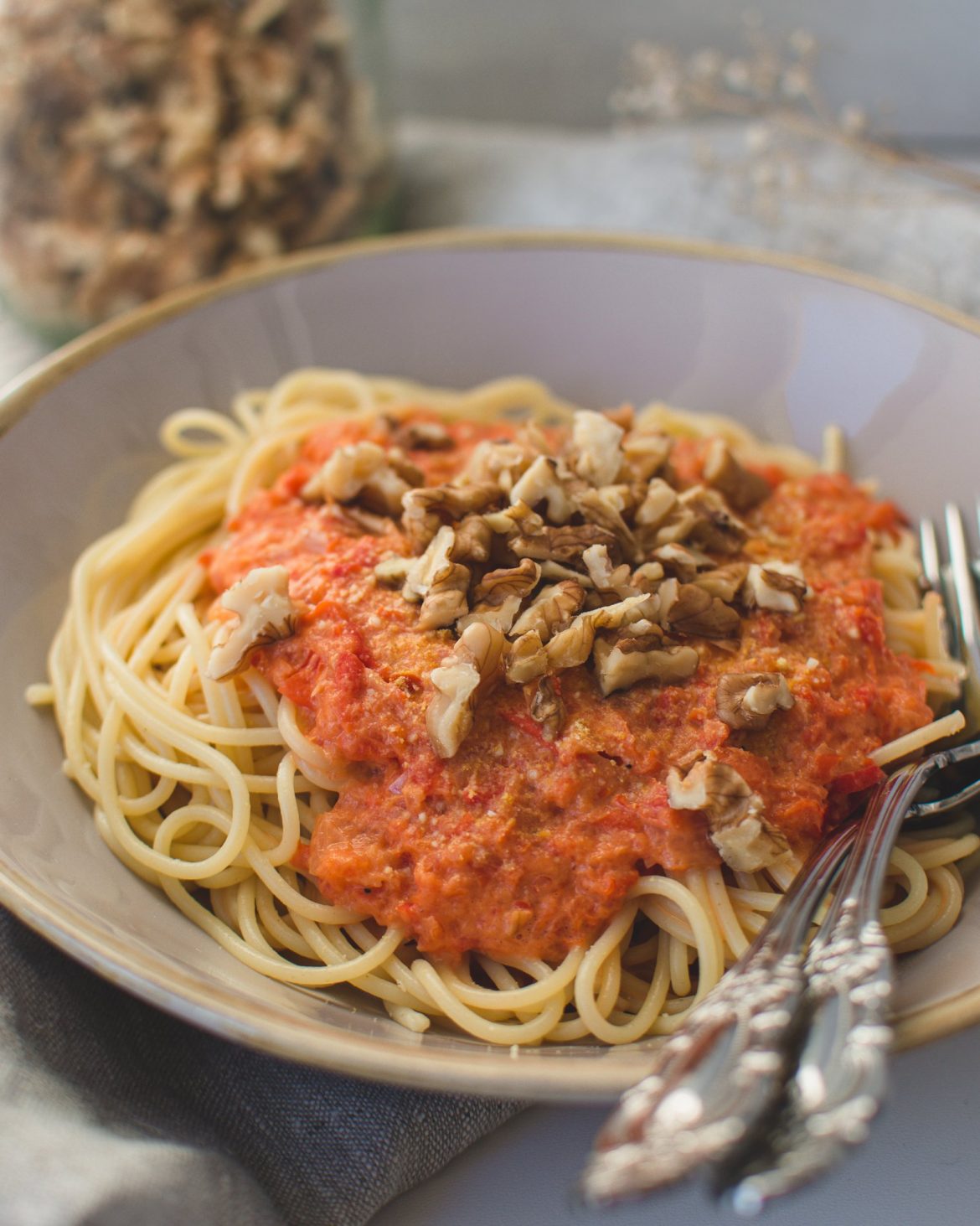 Pasta mit veganer Paprika-Sahne-Sauce - Einfach und Schnell | Nudeln mit veganer Paprikasauce. Die cremige Pastasauce ist gesund und köstlich und eignet sicher perfekt zum Mittag oder Abendessen. #pasta #veganerezepte #vegan #einfach #gesund