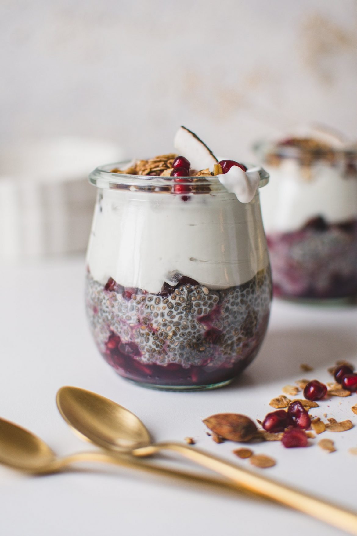 Gesund und Einfach: Chia Kokos Pudding Mit nur 4 Zutaten ist dieser Chia Kokos Pudding schnell gemacht und macht ein gesundes, proteinreiches Frühstück! #chiapudding #gesund #veganerezepte #frühstücksideen