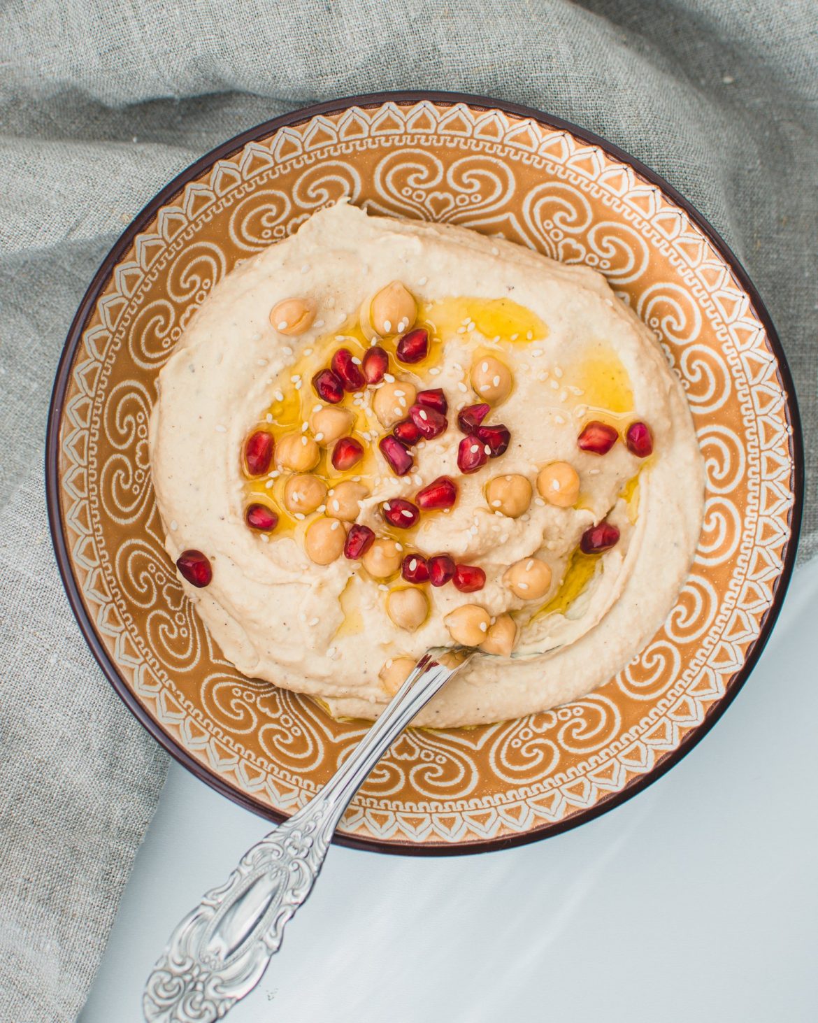 There is nothing like creamy hummus! With this recipe you can make your own homemade hummus. All you need are a few ingredients and a good blender.