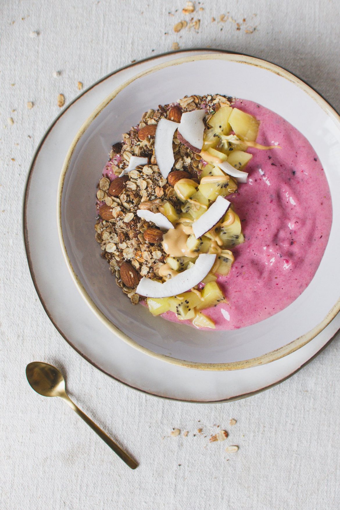 Selfcare Smoothie Bowl mit Ananas, Banane und Beeren. Für einen gesunden, frischen und köstlichen Start in den Tag.