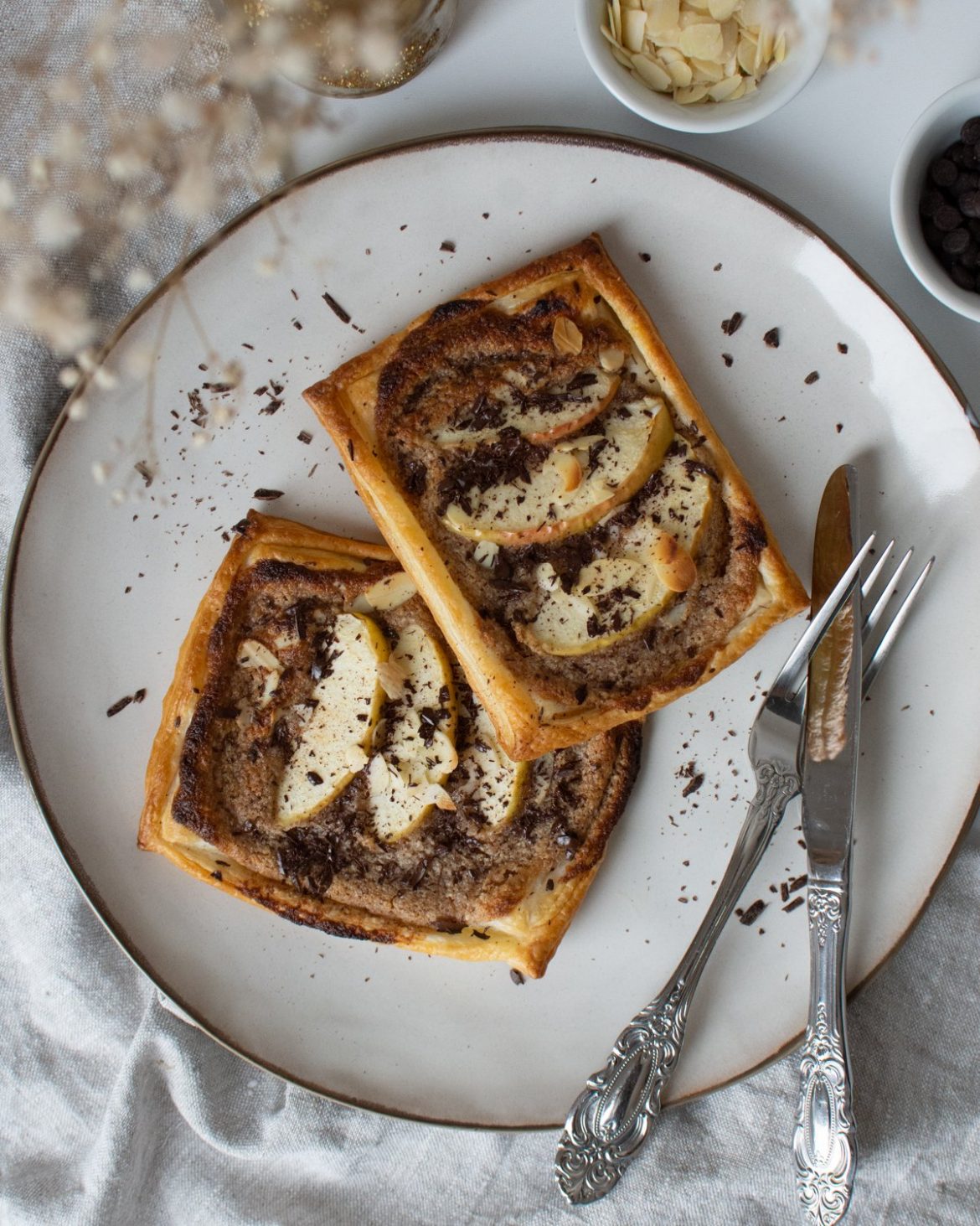 Dieses Apfeltarte Rezept mit Blätterteig ist einfach zuzubereiten und die vegane Kokos-Mandelcreme verleiht einen besonders köstlichen Geschmack! #apfeltarte #apfel #tarte #apfelrezept #veganbacken #blätterteig #veganerezepte #backenmitblätterteig #tarterezept