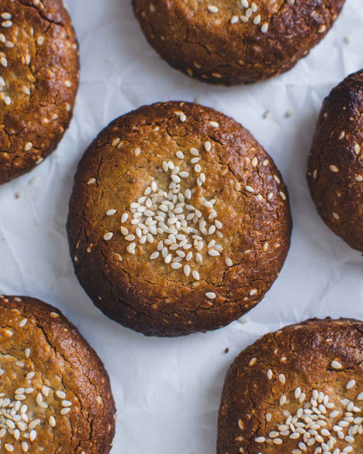 Vegan Tahini cookies with 7 ingredients only. The cookies are mixed up and baked within 15 minutes. The perfect, easy little sweet treat.