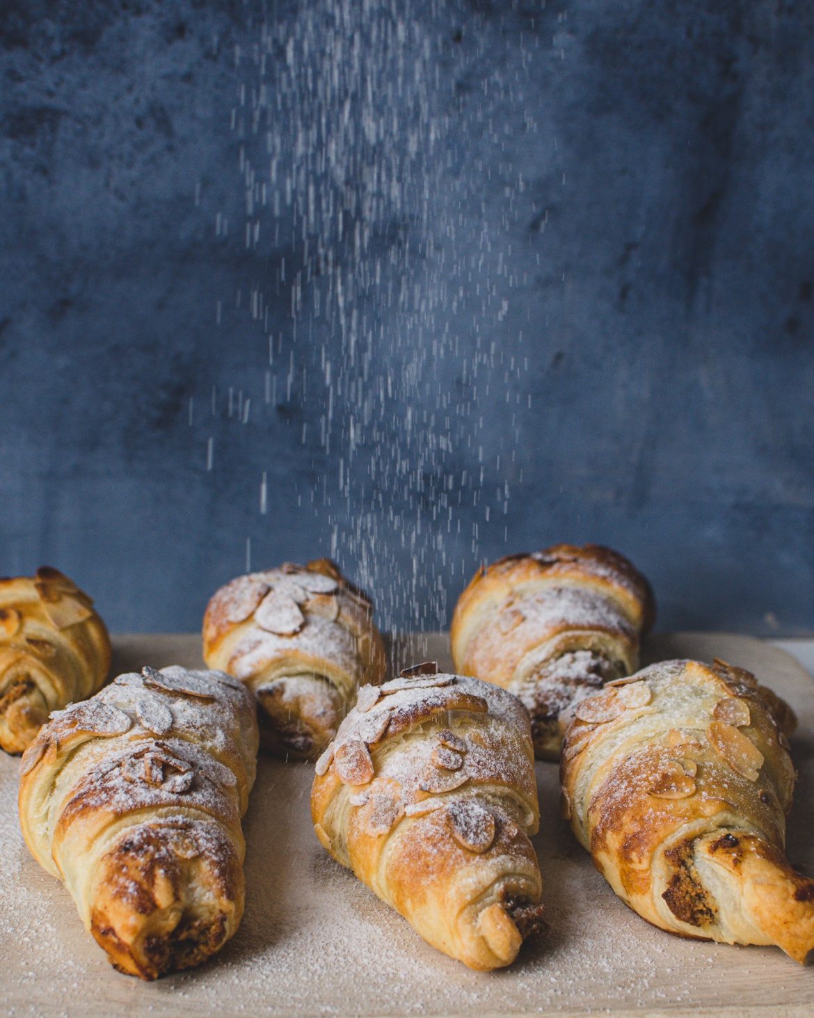 Schnell, einfach & lecker: Diese veganen Mandel Croissants mit Blätterteig und cremiger Mandelfüllung sind super lecker und perfekt zum Frühstück, Brunch oder Sonntagskaffee. #vegan #vegancroissant #einfachvegan #brunchidee #veganbrunch