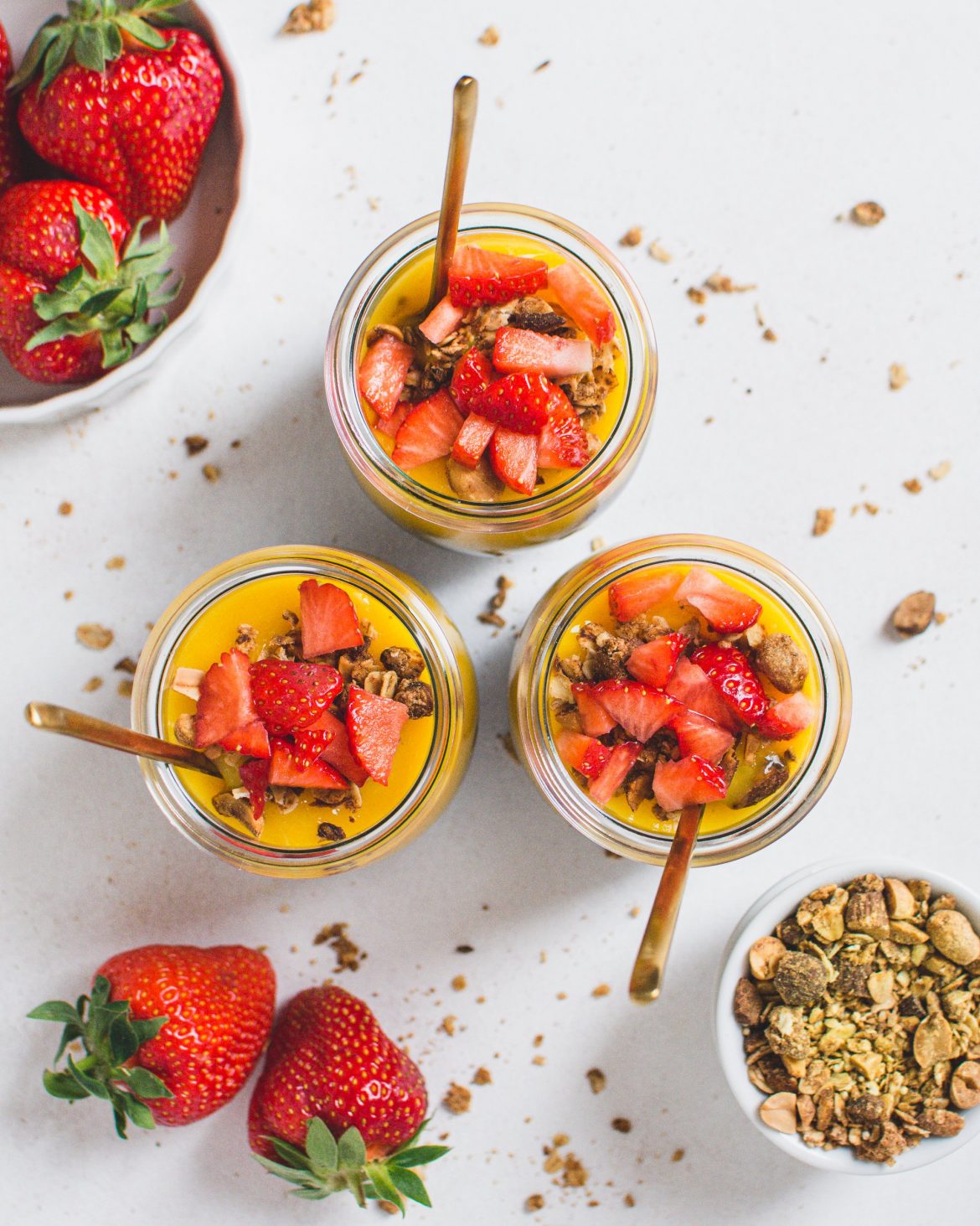 Einfaches Veganes Sommer Dessert: Dieser Schokoladengrießpudding mit Mangopüree, Müsli und Beeren ist der perfekte süße Sommergenuss.