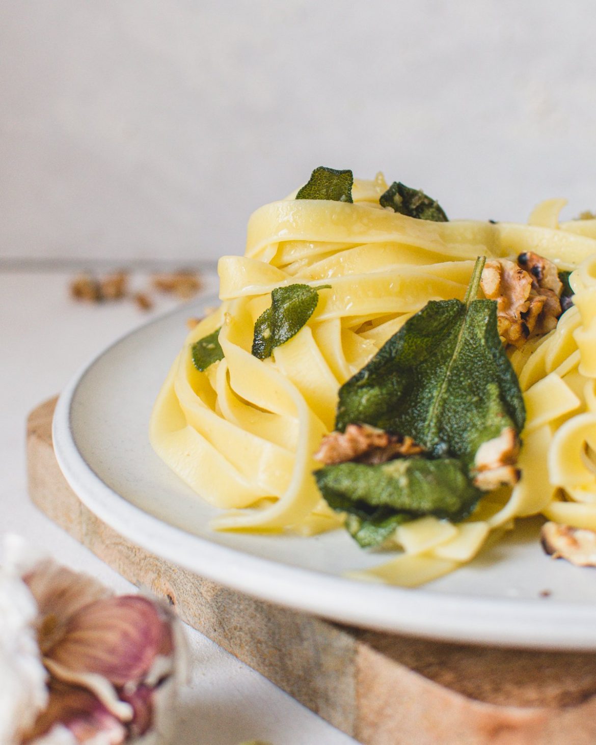 Vegane Knoblauch-Salbei-Nudeln mit Walnüssen | Dieses einfache Nudelrezept besteht aus Salbeibutter, Knoblauch und gerösteten Walnüssen. Das perfekte fleischlose Komfortessen. #italianrecipes, #vegetarianpasta #pasta #sagerecipe #veganpasta #meatless