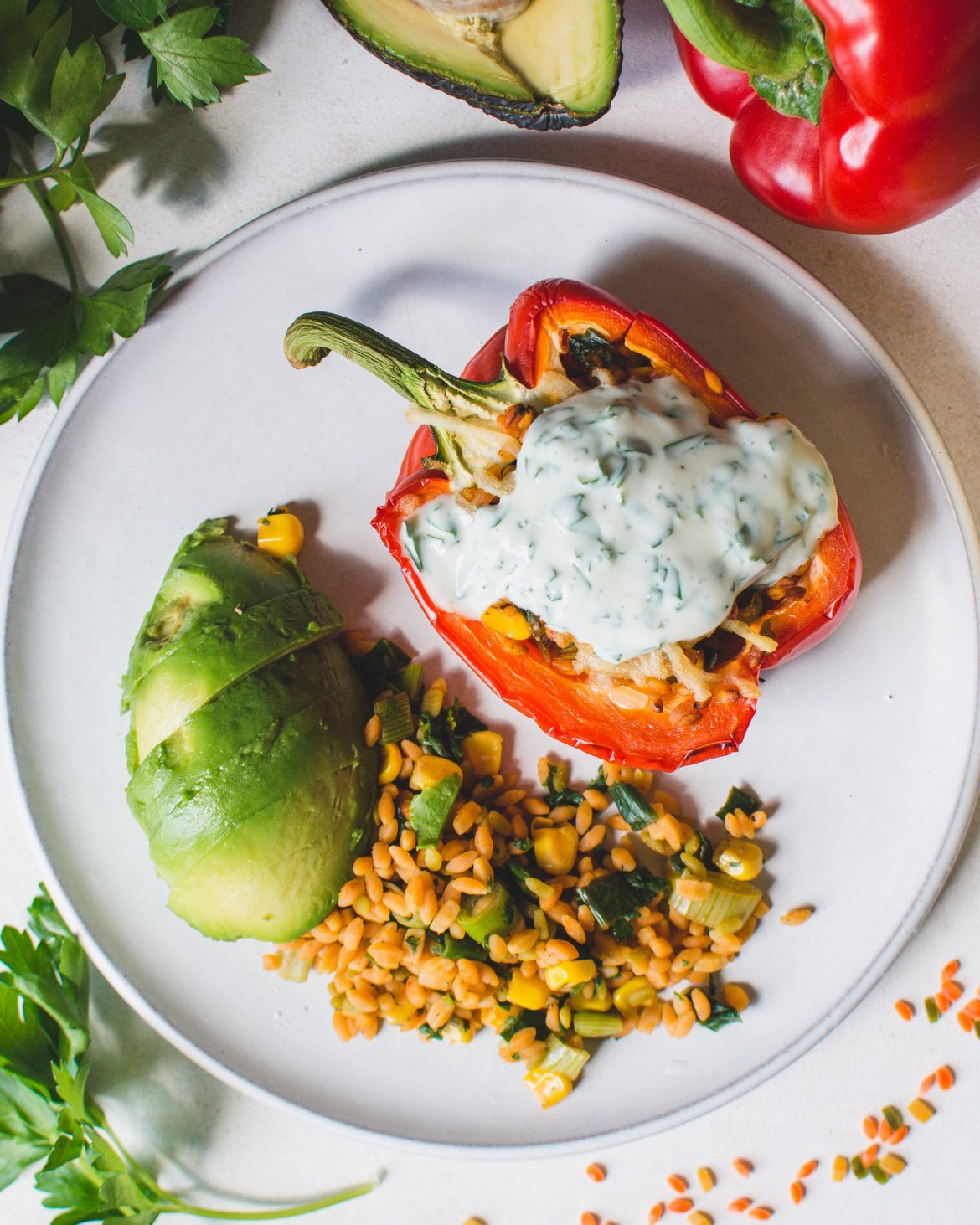 Vegane gefüllte Paprika mit Risoni, Mais und Frühlingszwiebeln