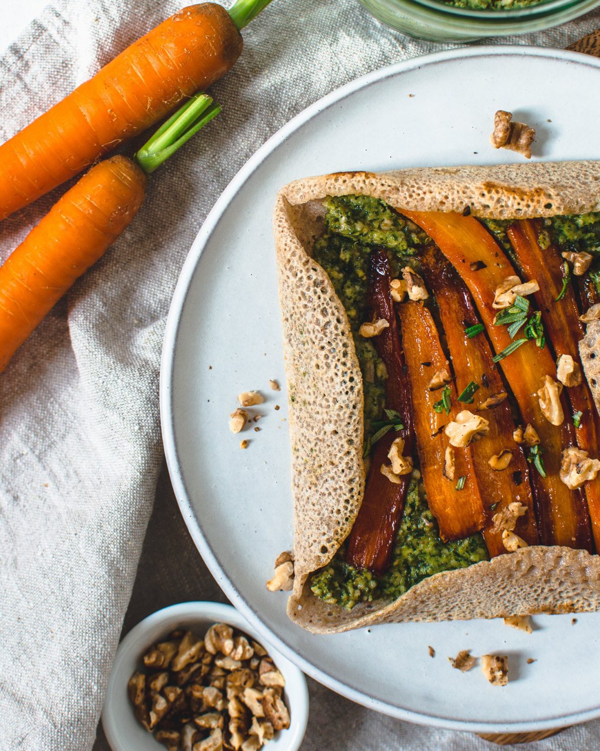 Buchweizen Galette mit karamellisierten Karotten