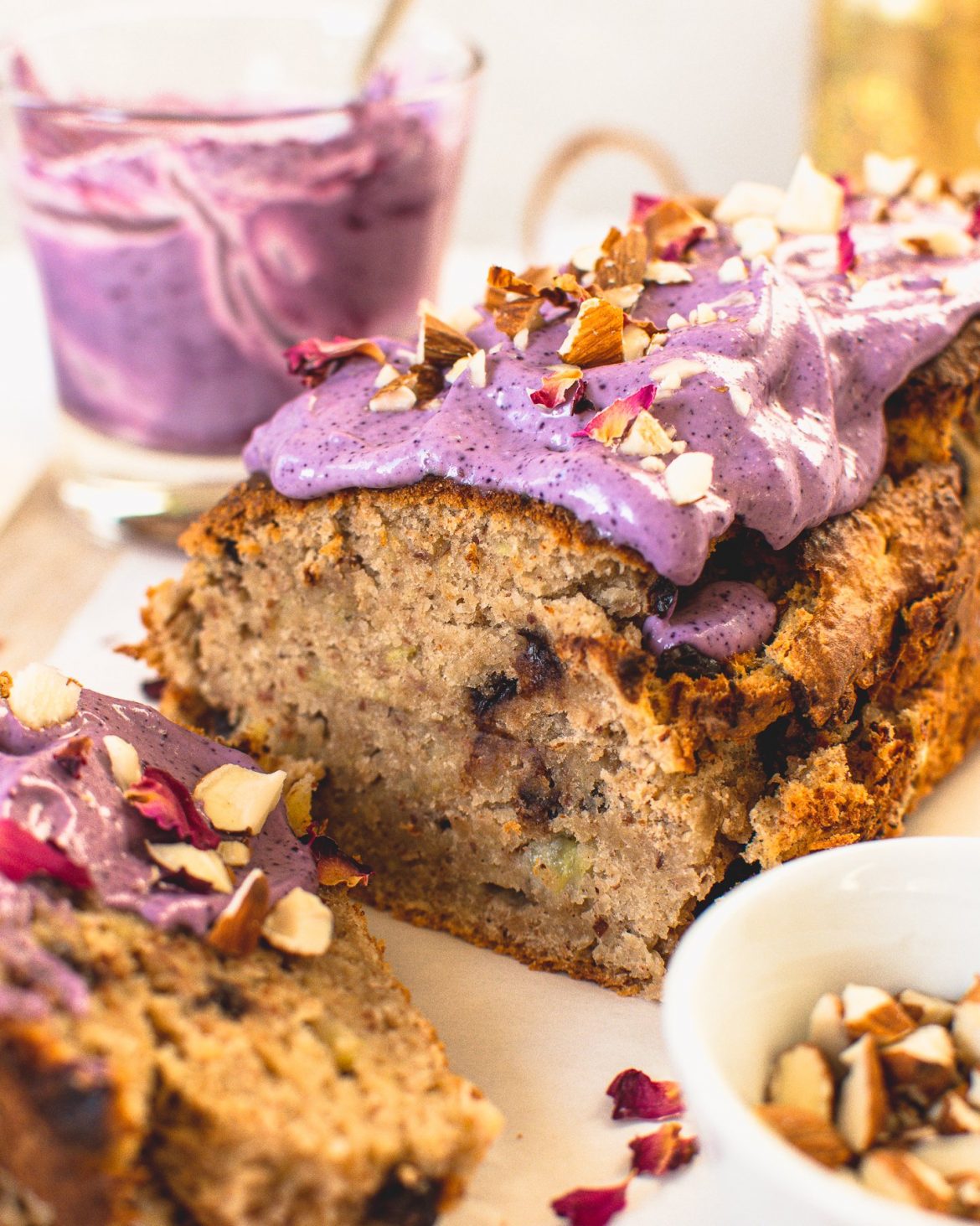 Dieses vegane Bananenbrot ohne Zucker ist ein Klassiker und schmeckt zum Frühstück, zum Kaffee oder als Dessert. Einfach und lecker!