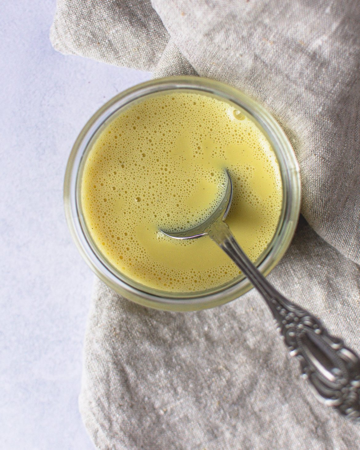 Einfache vegane Vanillesauce - Dieses einfache Basisrezept für eine selbstgemachte vegane Vanillesauce gelingt ohne Fertigprodukte und ohne Ei. Mit nur 5 Zutaten gelingt dir die süße Sauce in 10 Minuten.