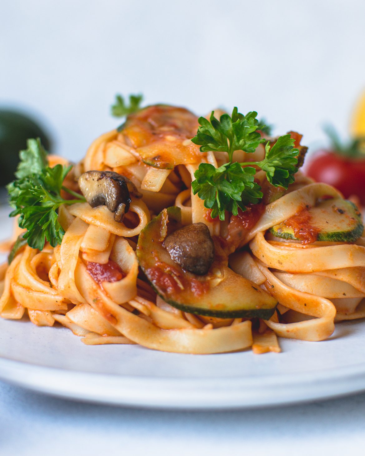 Pasta mit Zitronen-Zucchini-Sauce - bloomingwithflavors.com