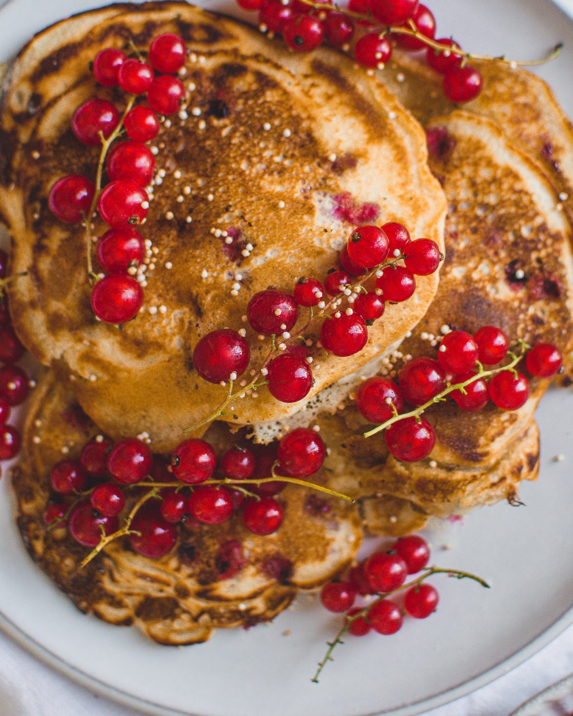 Dinkel Pancakes mit Johannisbeeren