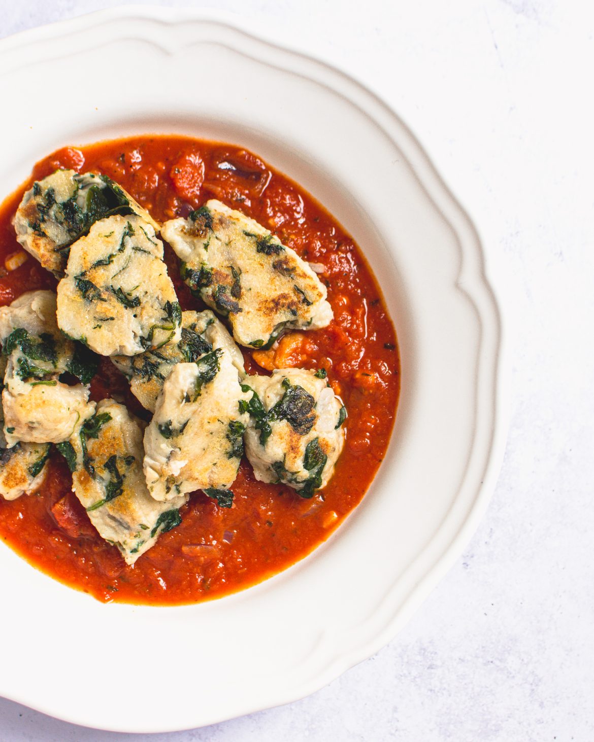 Spinat-Semmelknödel mit Tomatensauce