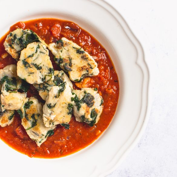 Spinat-Semmelknödel mit Tomatensauce